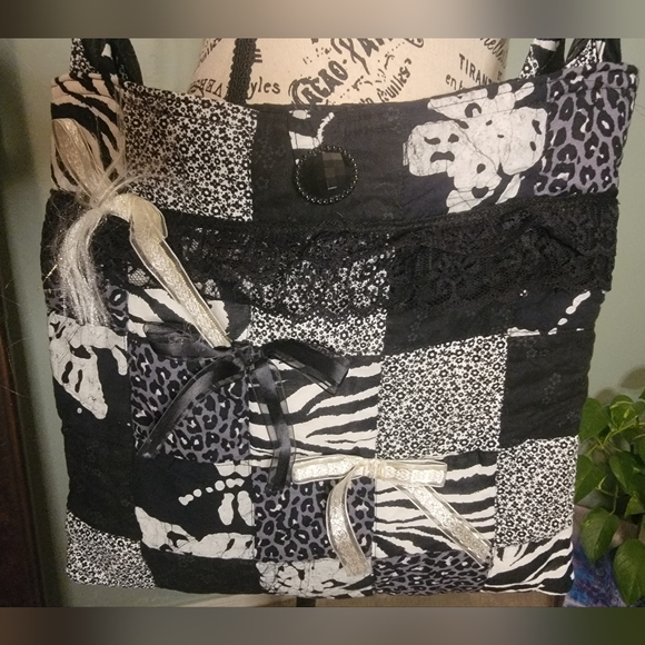 Black and white quilted patchwork shoulder bag with inner lining musical notes - Picture 3 of 12
